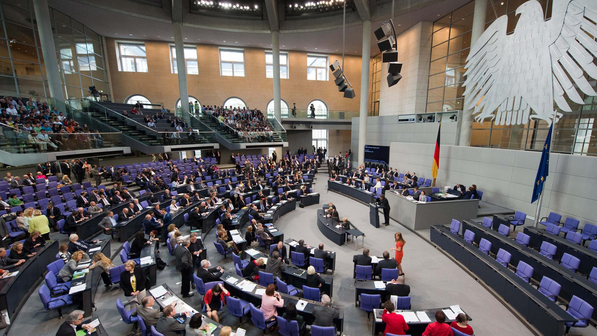 Die Abgeordneten des Bundestags treffen sich im Parlament und sprechen über wichtige Entscheidungen in Deutschland.