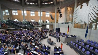 Die Abgeordneten des Bundestags treffen sich im Parlament und sprechen über wichtige Entscheidungen in Deutschland.