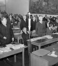 Der parlamentarische Rat überlegte sich in einer Sitzung Gesetze für Deutschland.