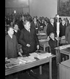Der parlamentarische Rat überlegte sich in einer Sitzung Gesetze für Deutschland.