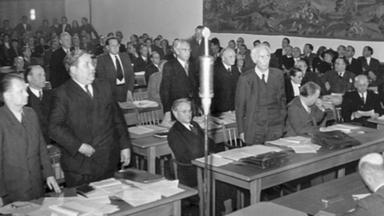 Der parlamentarische Rat überlegte sich in einer Sitzung Gesetze für Deutschland.