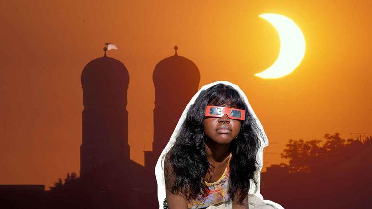 Ein Mädchen mit einer Solarbrille, dahinter Sonnenfinsternis in Deutschland.