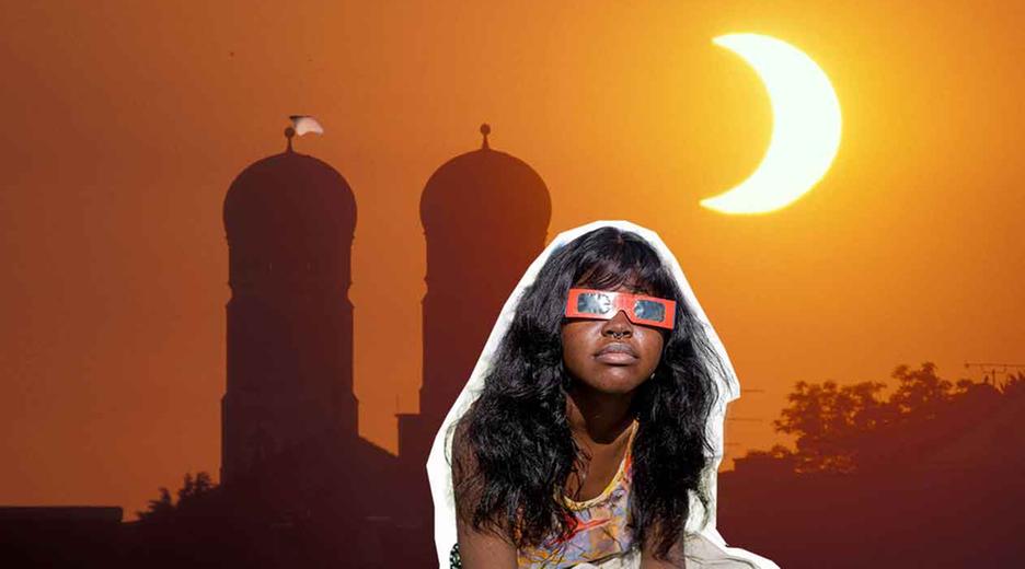 Ein Mädchen mit einer Solarbrille, dahinter Sonnenfinsternis in Deutschland.