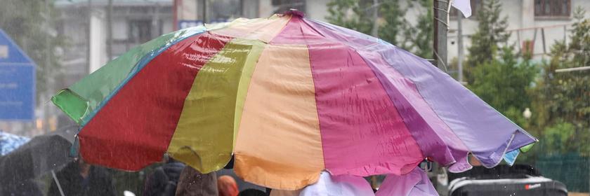 Passaten unter einem großen Regenschirm in Indien