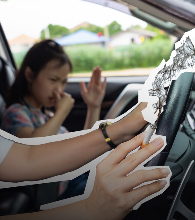 Kind sitzt im Auto; hält sich Nase zu; Erwachsenenhand hält rauchende Zigarette; Autofahren