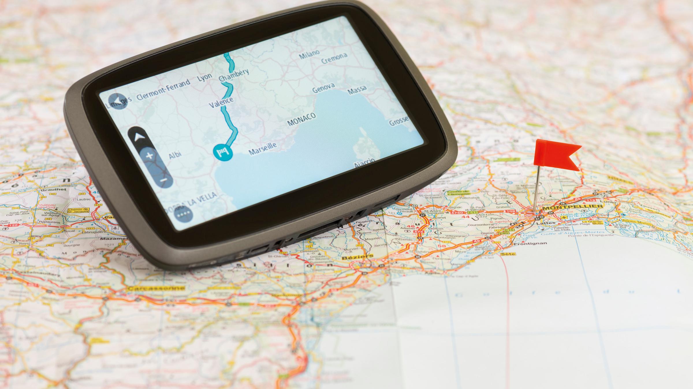 Navigationssystem auf einer Landkarte