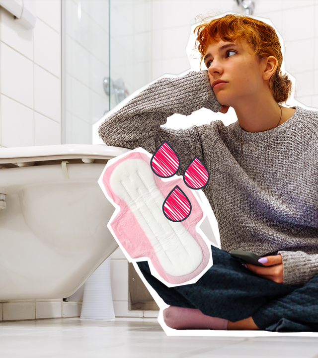 Ein Mädchen sitzt vor der Toilette mit Schmerzen.