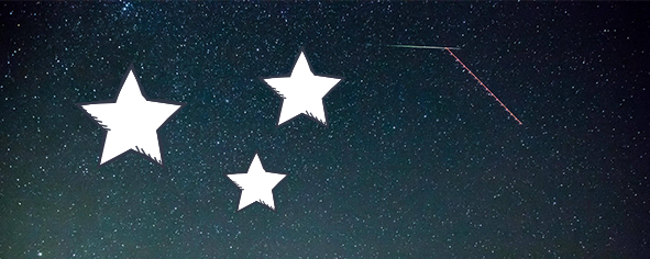 Eine Sternschnuppe fliegt über den sternenklaren Nachthimmel.