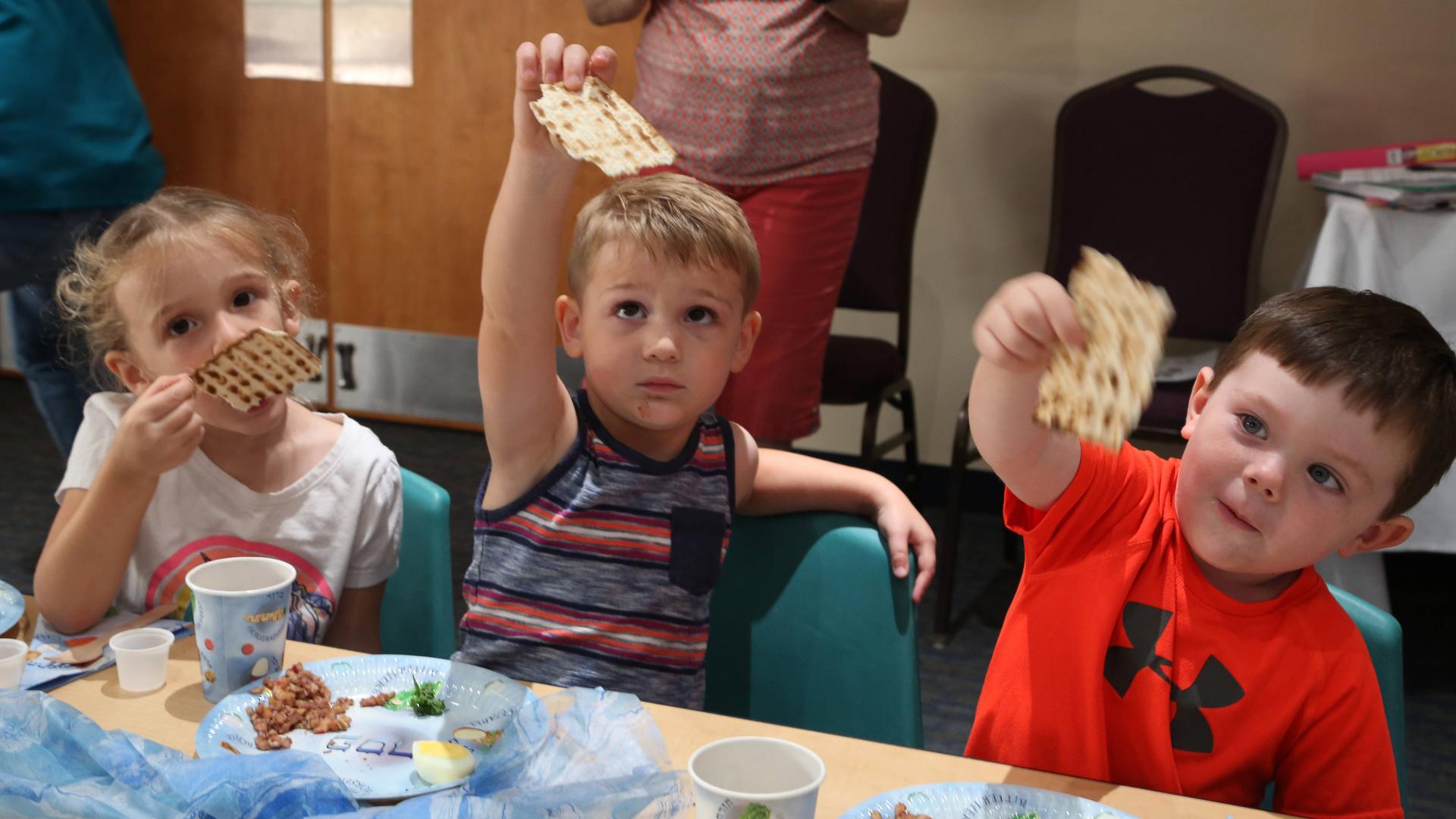 Kinder feiern Pessachfest