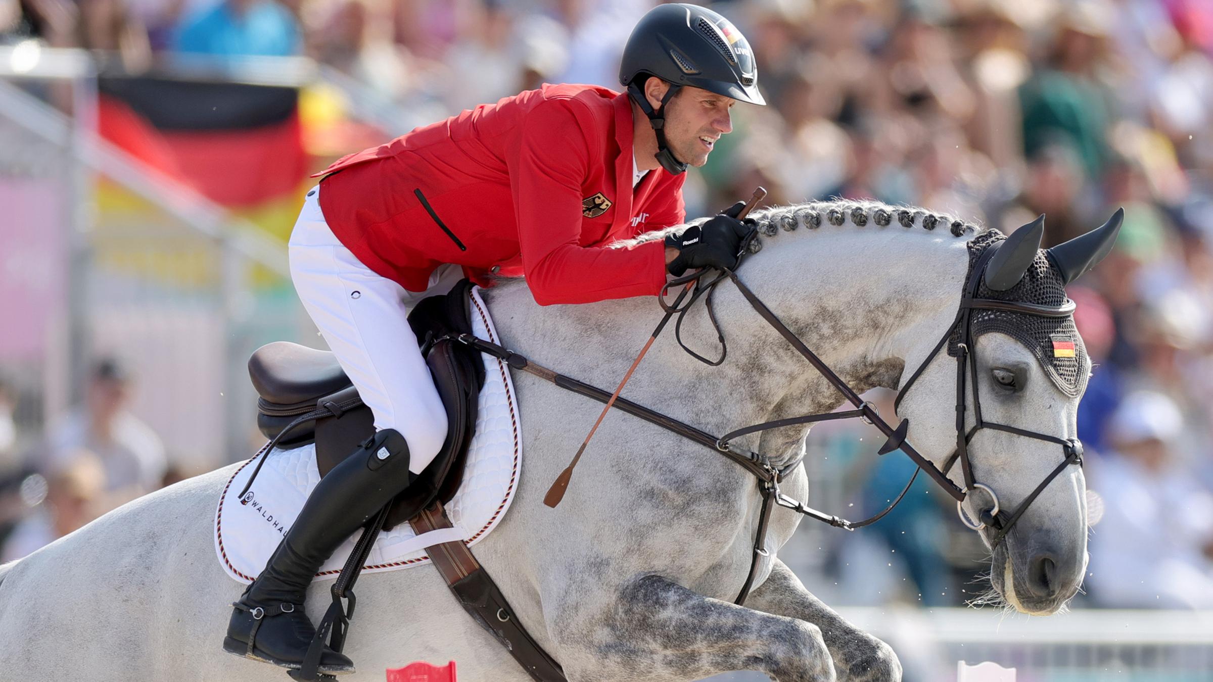 Christian Kukuk reitet auf Checker 47 durch den Parcours.