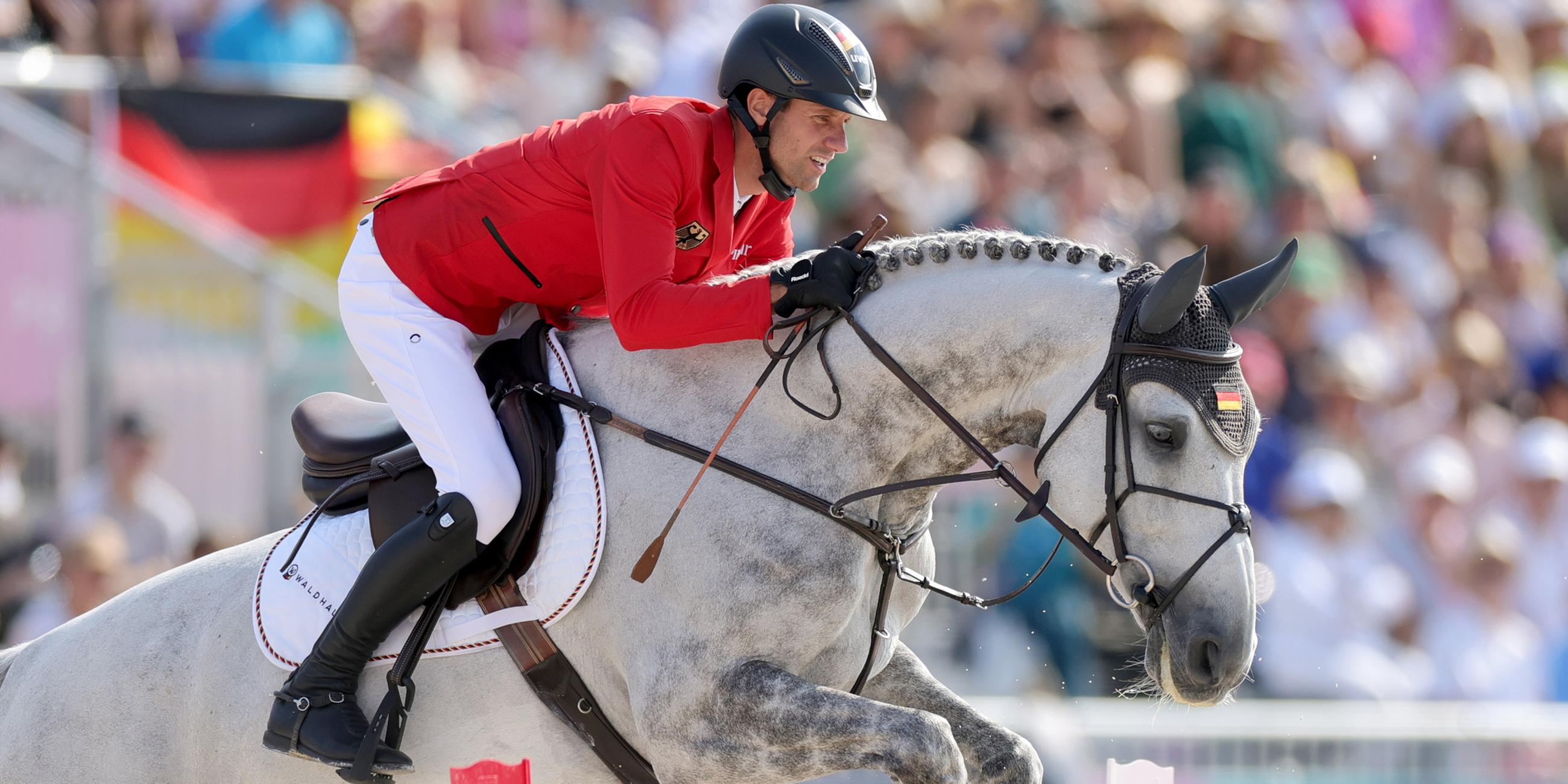 Christian Kukuk reitet auf Checker 47 durch den Parcours.