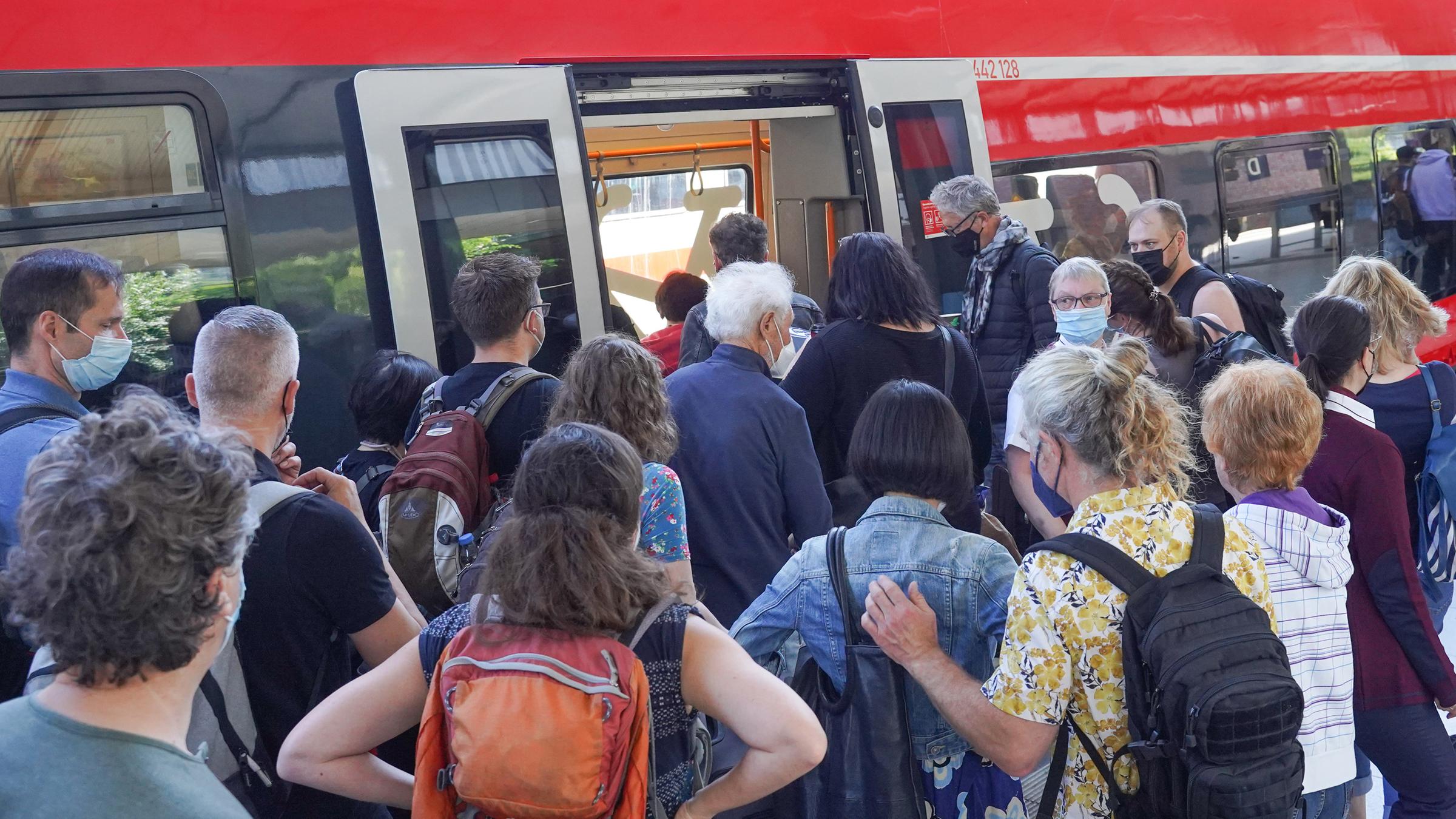 Zahlreiche Menschen steigen am Bahnhof Gesundbrunnen in einen Regionalzug der Linie RE3 nach Stralsund.