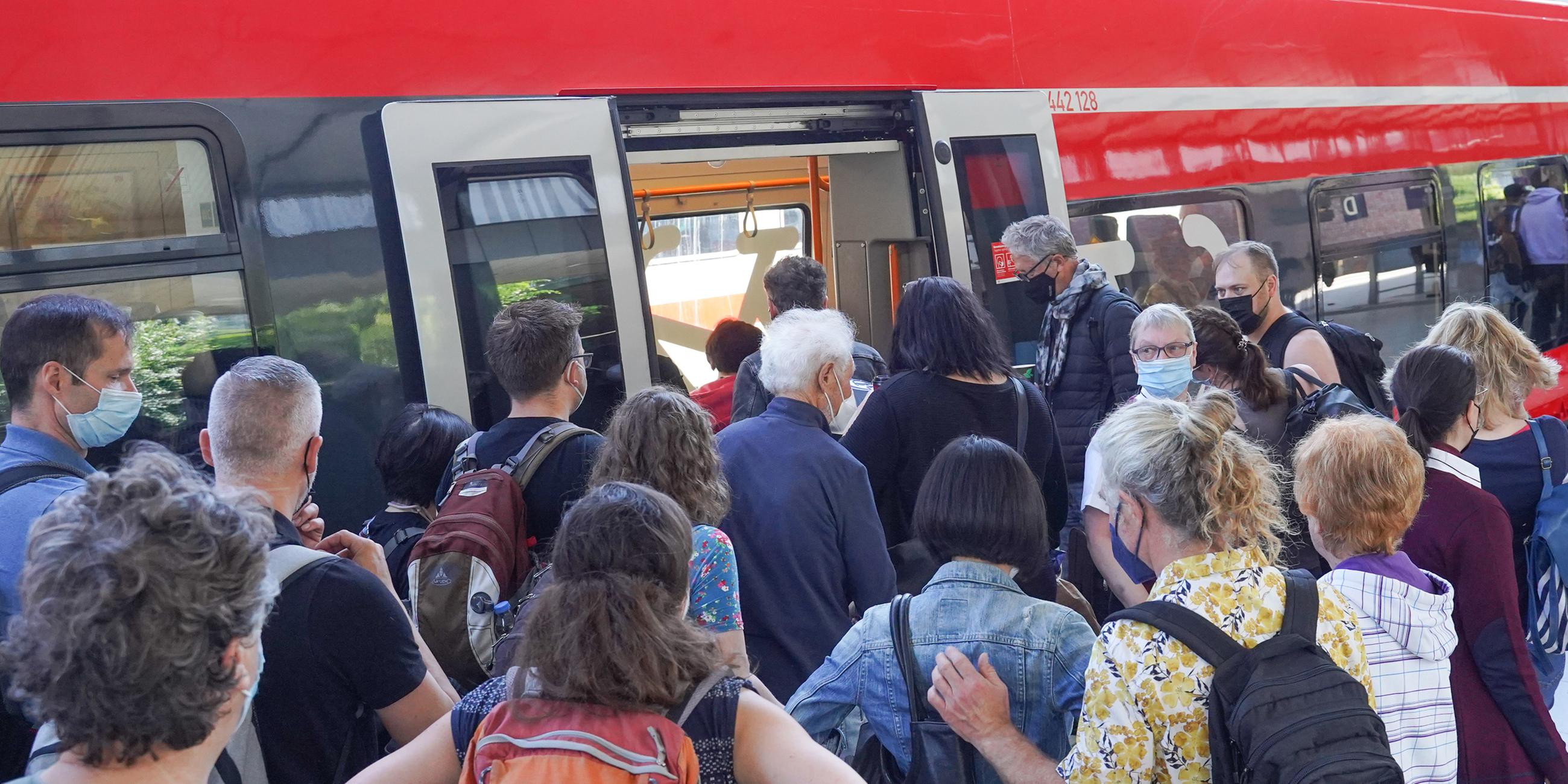 Zahlreiche Menschen steigen am Bahnhof Gesundbrunnen in einen Regionalzug der Linie RE3 nach Stralsund.
