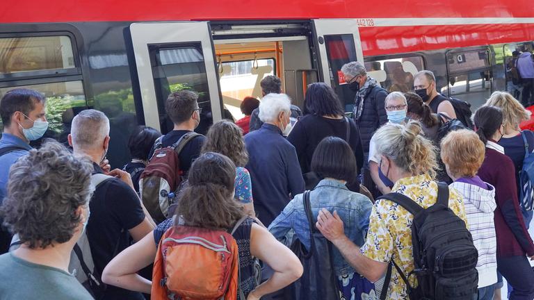 Zahlreiche Menschen steigen am Bahnhof Gesundbrunnen in einen Regionalzug der Linie RE3 nach Stralsund.