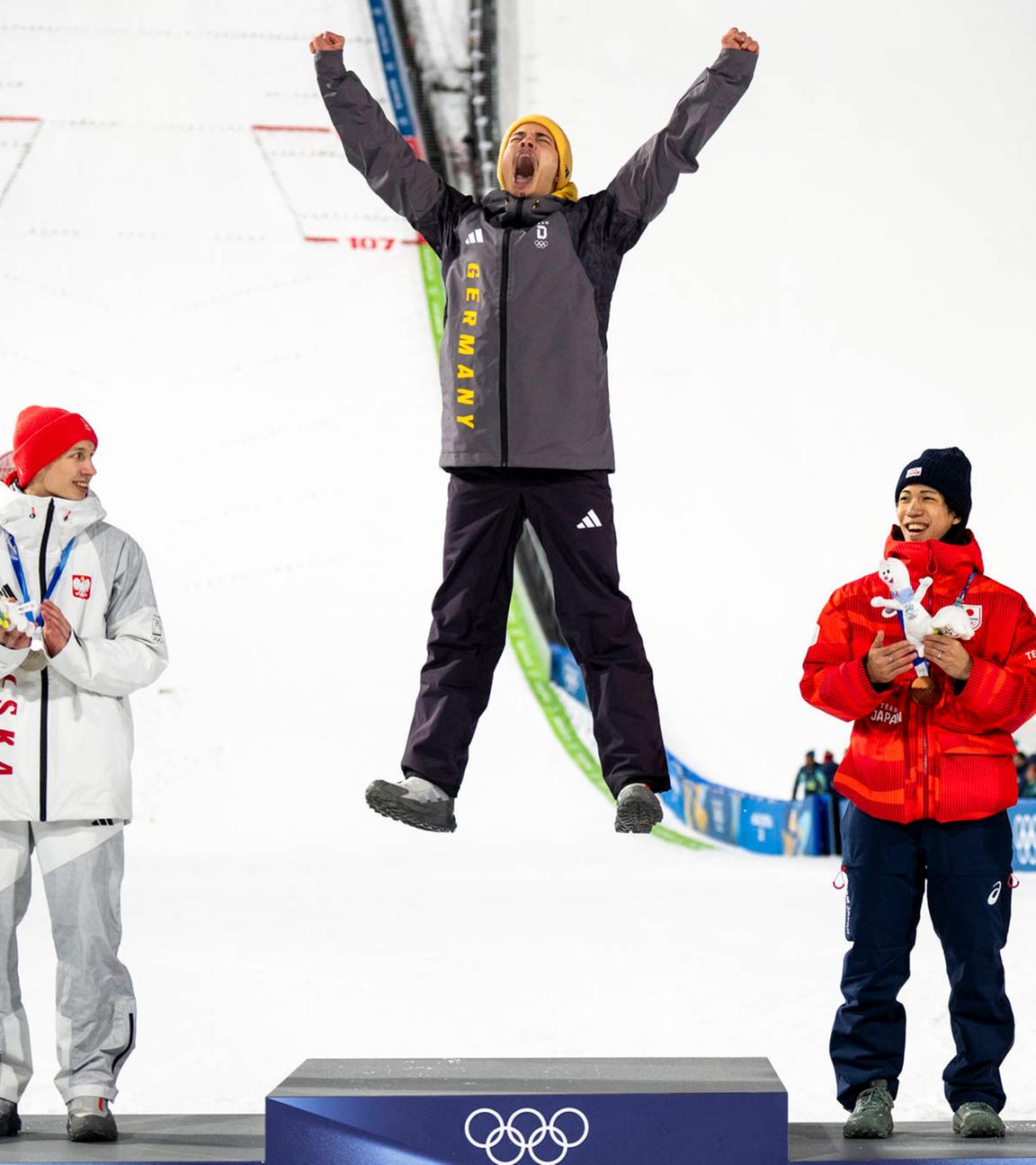 Philipp Raimund feiert seinen Olympia-Sieg auf dem Podium