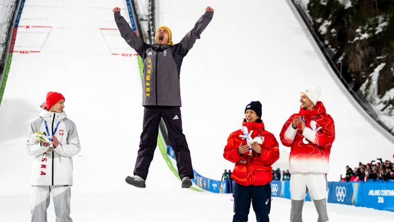 Philipp Raimund feiert seinen Olympia-Sieg auf dem Podium