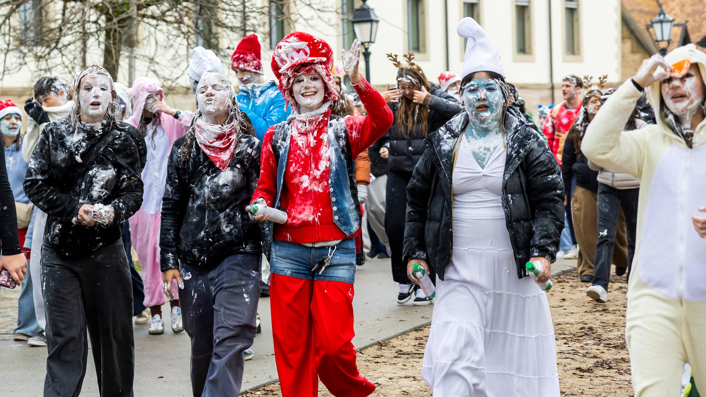 Schüler ziehen beim sogennanten "Picoulet" verkleidet und voller Rasierschaum durch die Straßen der Stadt. Bei dem traditionellen bunten Umzug mit Musik kommt es oft zu Schaumschlachten unter den Teilnehmern.