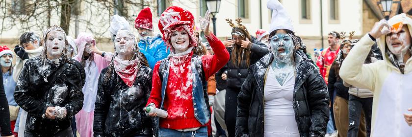 Schüler ziehen beim sogennanten "Picoulet" verkleidet und voller Rasierschaum durch die Straßen der Stadt. Bei dem traditionellen bunten Umzug mit Musik kommt es oft zu Schaumschlachten unter den Teilnehmern.