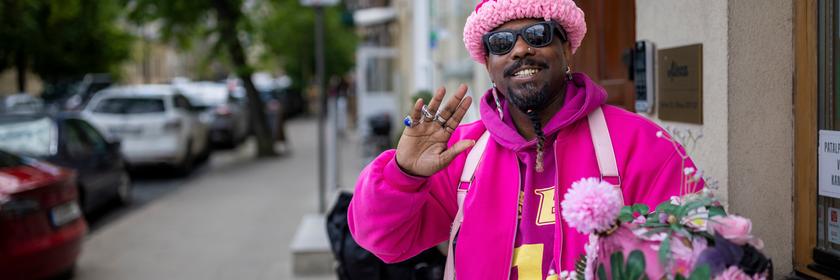 Ein Mann ganz in Pink freut sich auf das Pinke-Suppe-Fest in Vilnius. 
