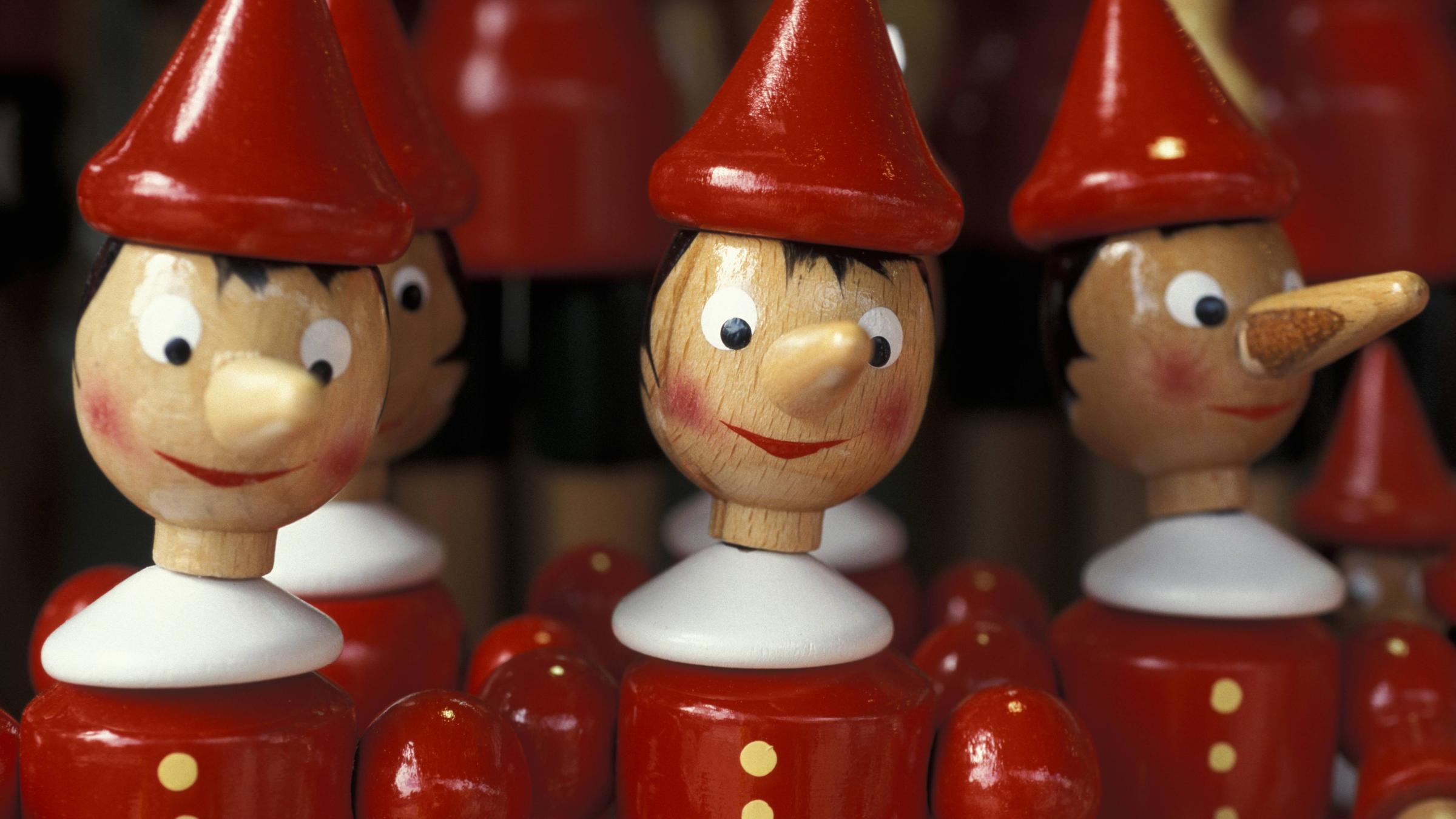 Man sieht mehrere Pinocchio-Figuren.