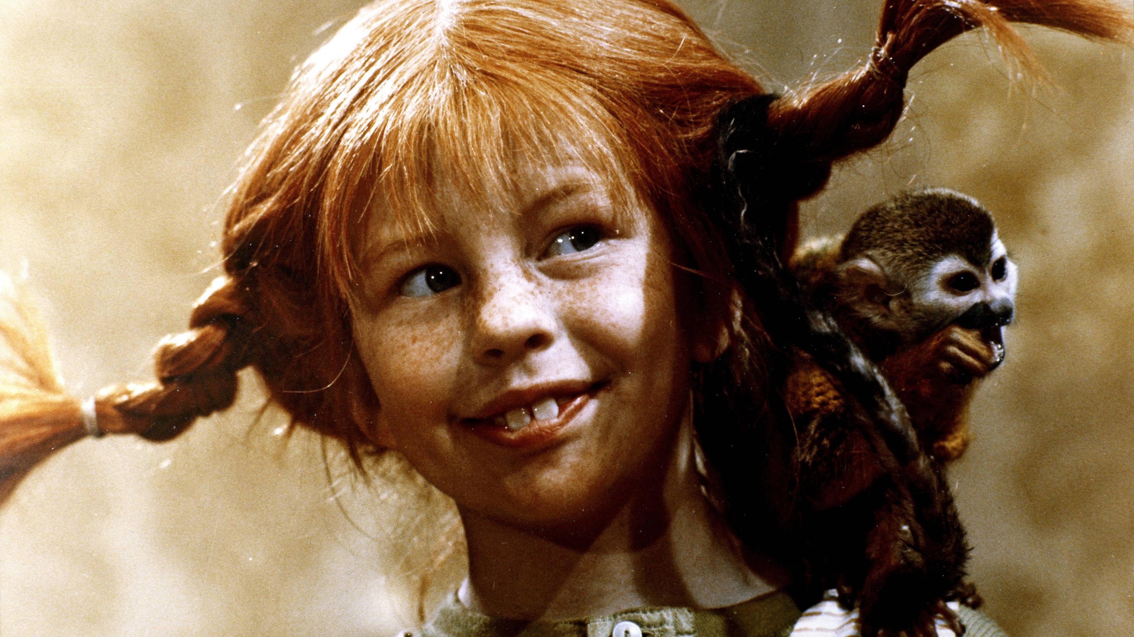 Pippi Langstrumpf mit ihrem Affe Herr Nilsson auf der Schulter