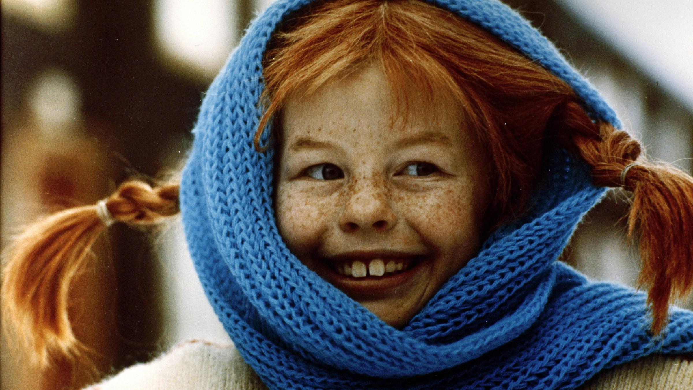 Pippi Langstrumpf in einem blauen Schal eingewickelt