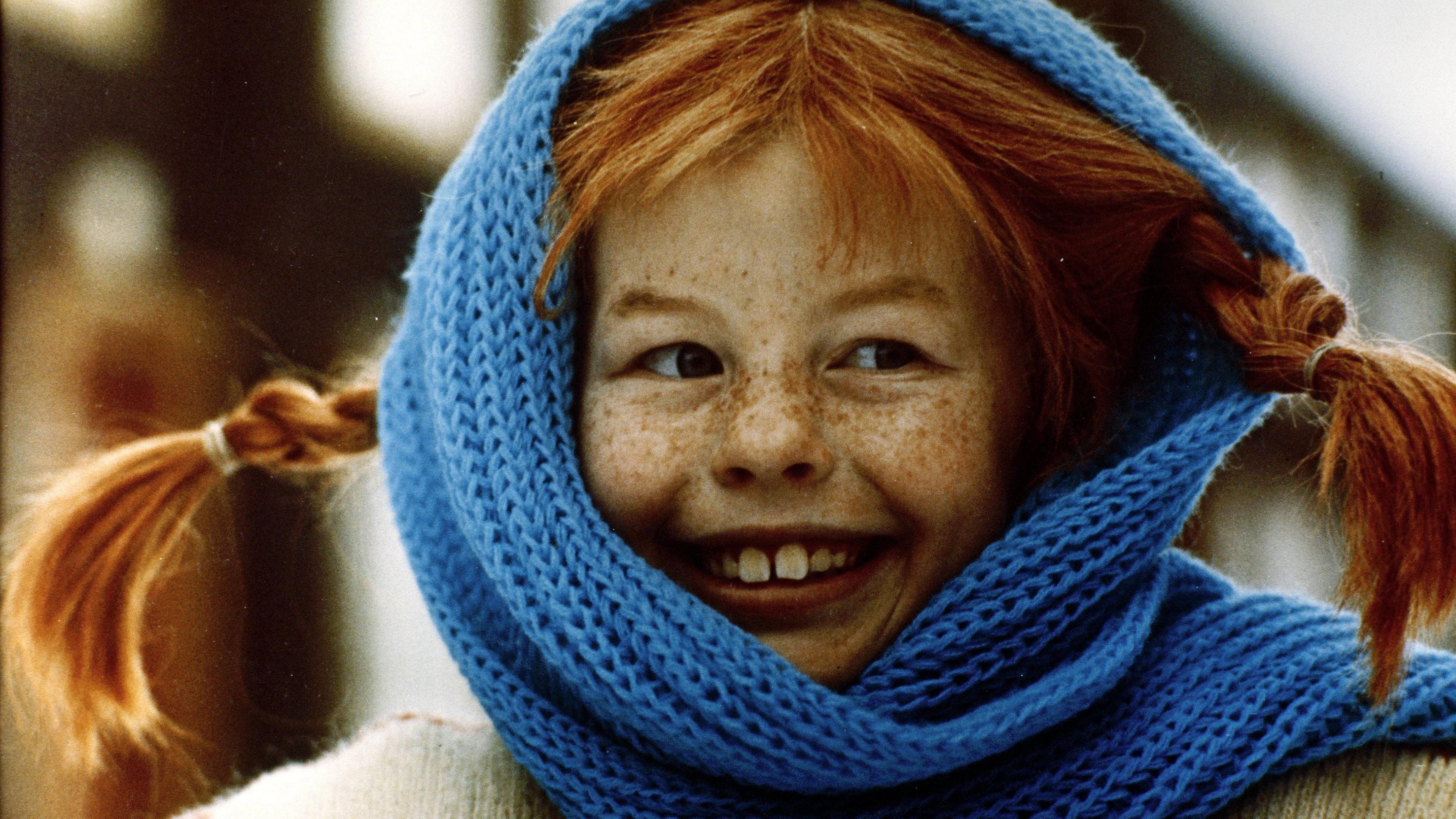 Pippi Langstrumpf in einem blauen Schal eingewickelt