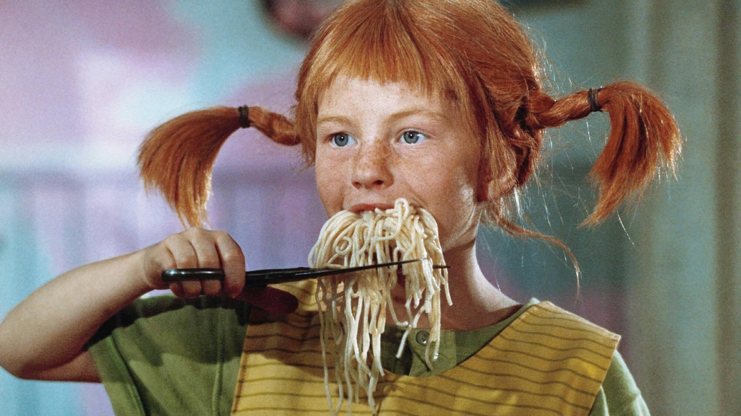 Pippi Langstrumpf schneidet Spaghetti mit der Schere