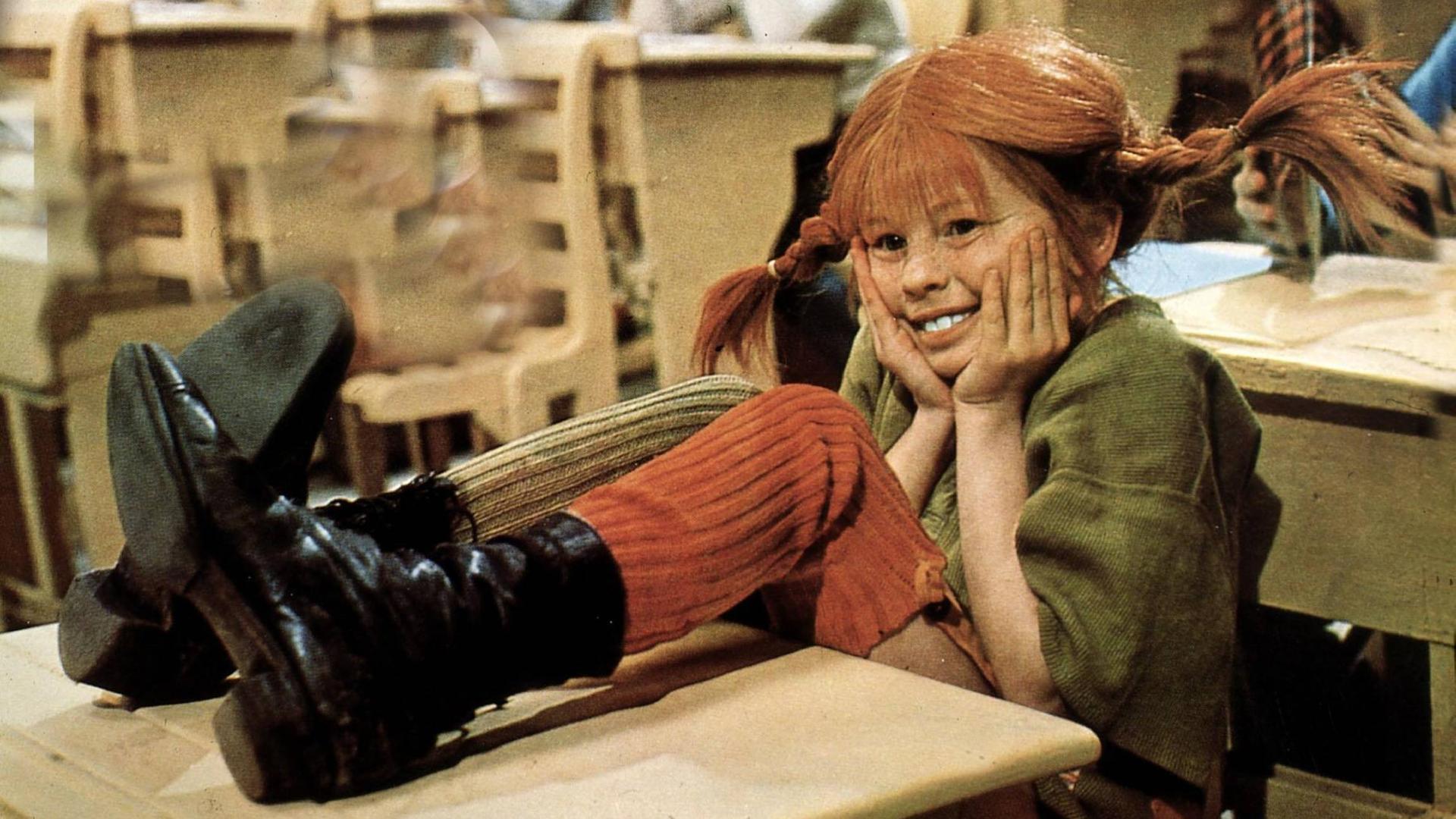 Pippi Langstrumpf in der Schule, die Füße sind auf dem Tisch