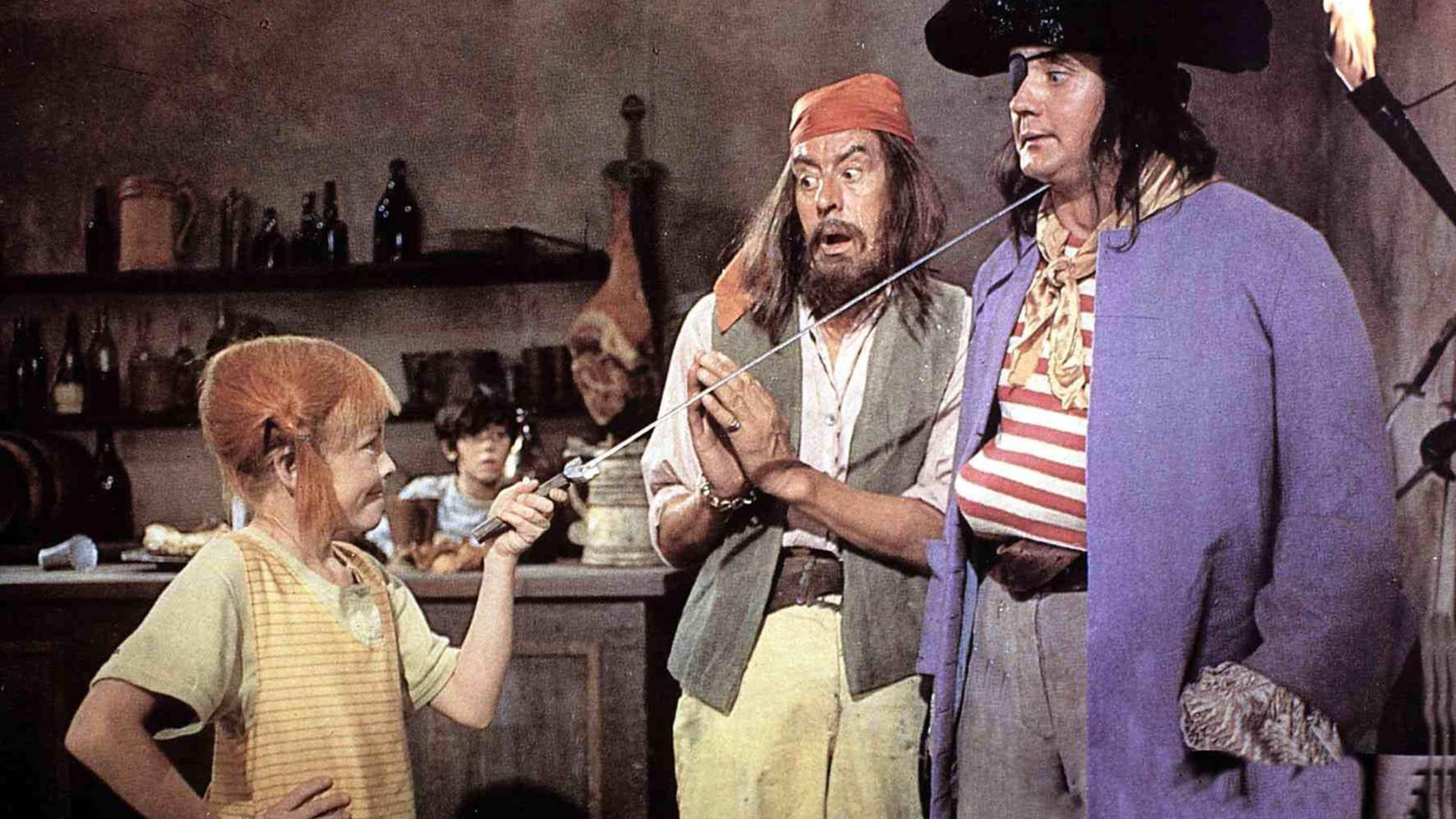 Pippi Langstrumpf zeigt mit einem Schwert auf zwei Seeräuber