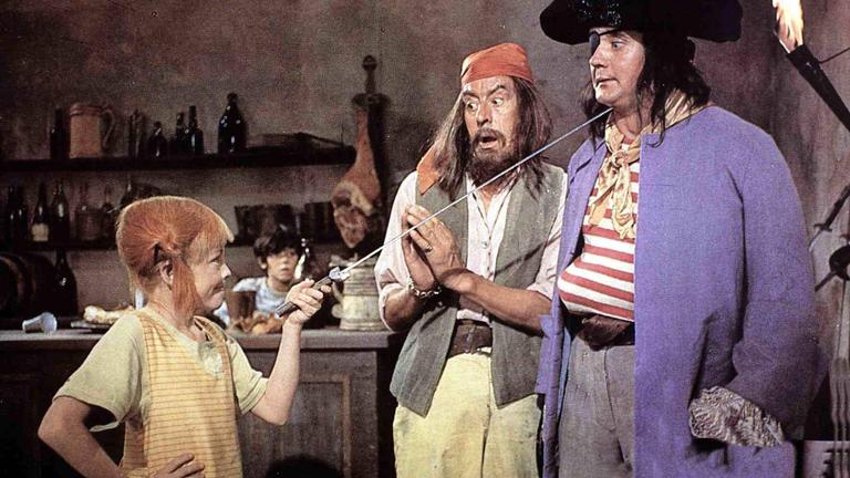 Pippi Langstrumpf zeigt mit einem Schwert auf zwei Seeräuber