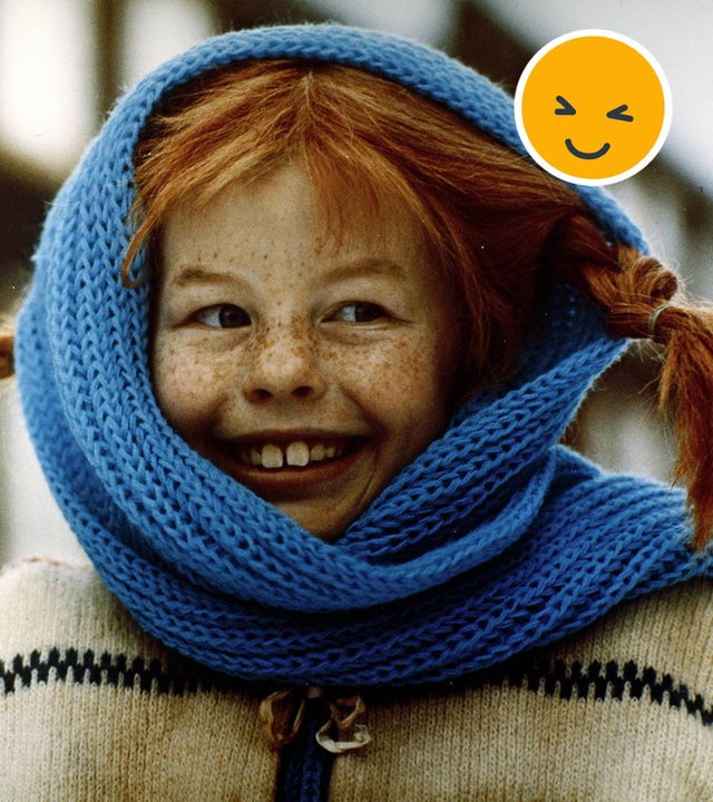 Pippi Langstrumpf mit blauem Schal, lachender Emoji und Luftschlangen