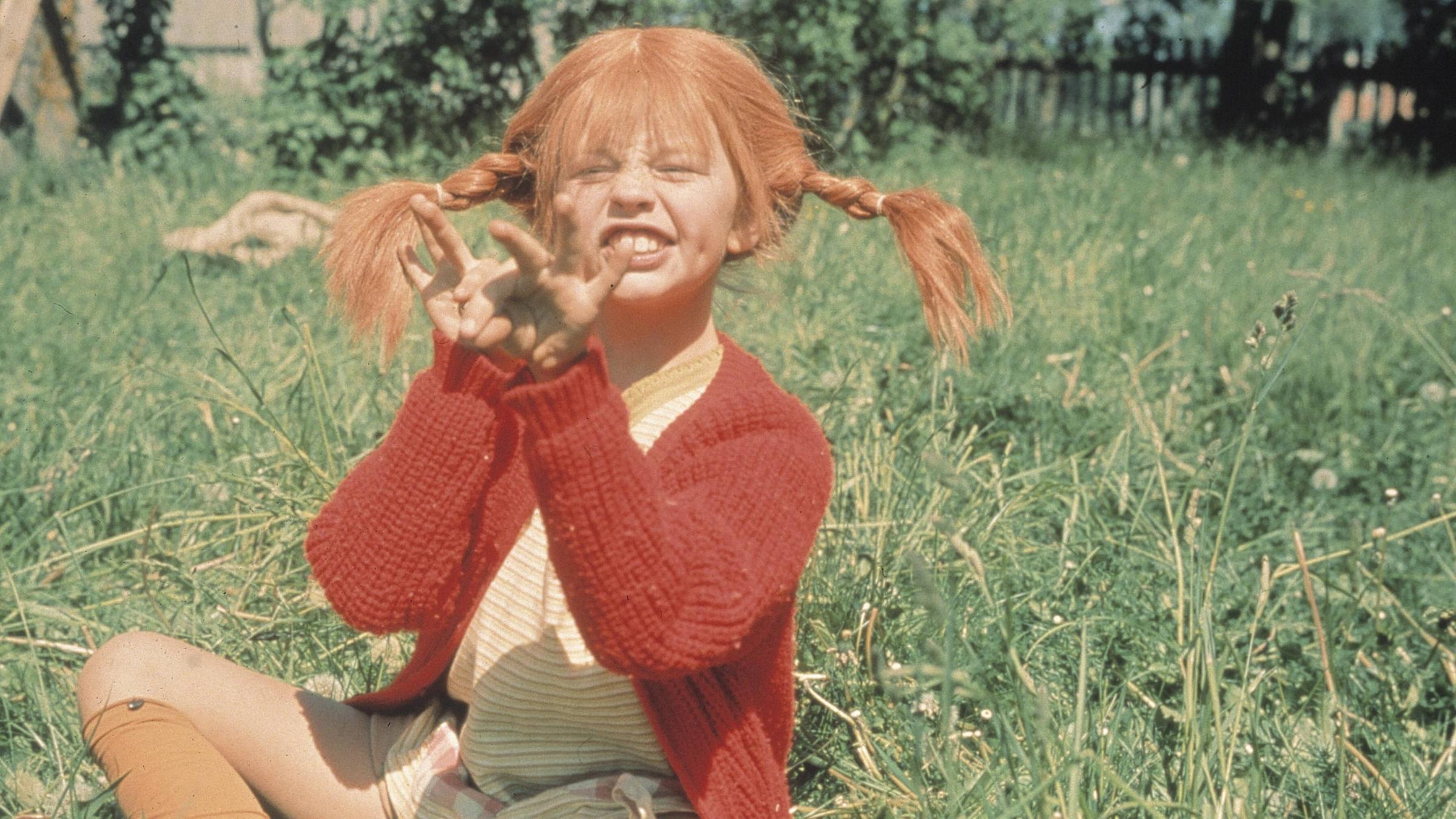 Pippi Langstrumpf auf einer Wiese