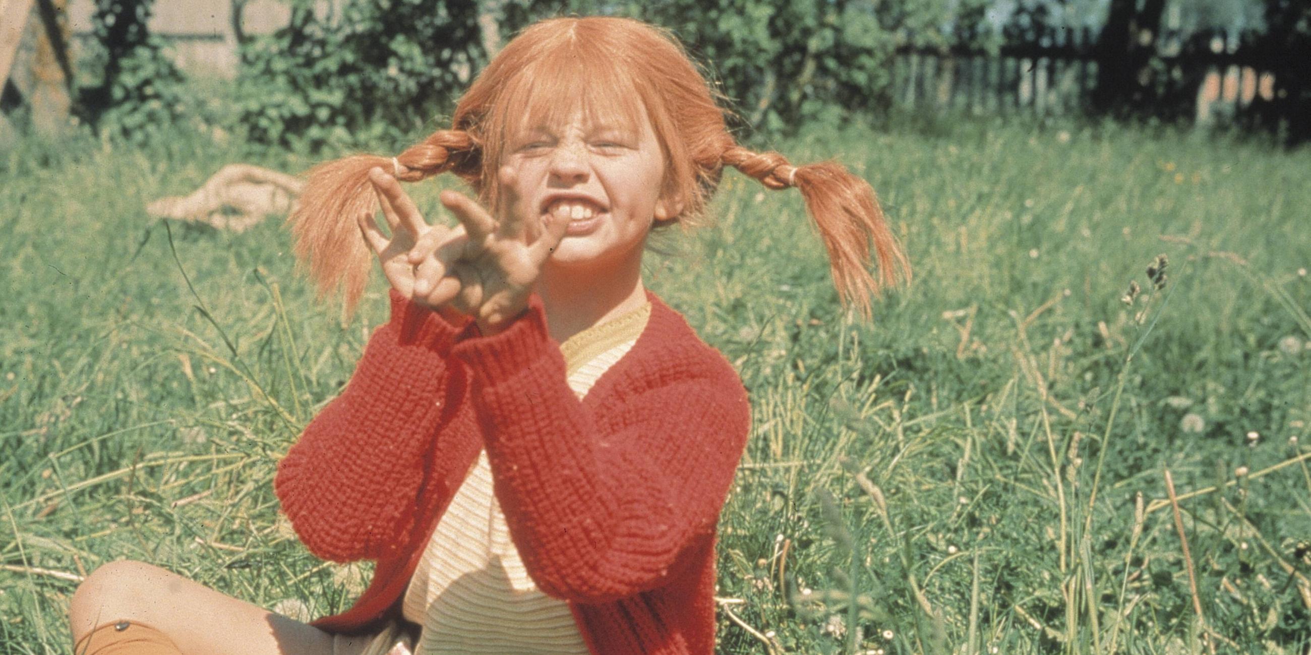 Pippi Langstrumpf auf einer Wiese
