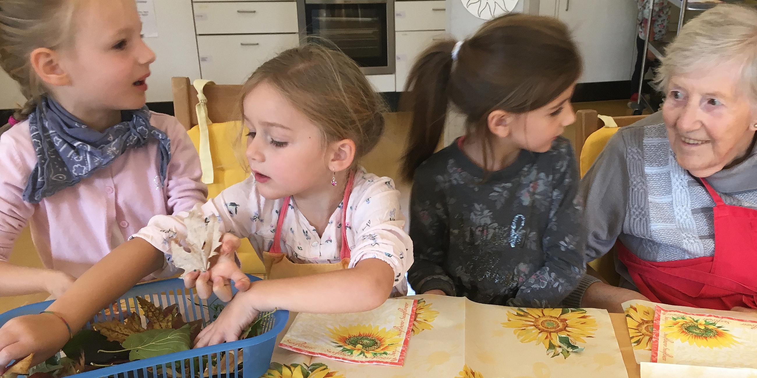 Kinderbesuch im Seniorenheim - jede Woche kommen sie sich ein Stück näher.