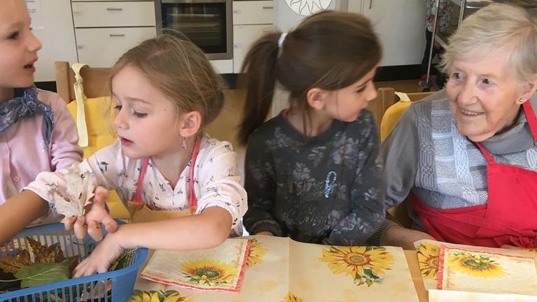 Kinderbesuch im Seniorenheim - jede Woche kommen sie sich ein Stück näher.