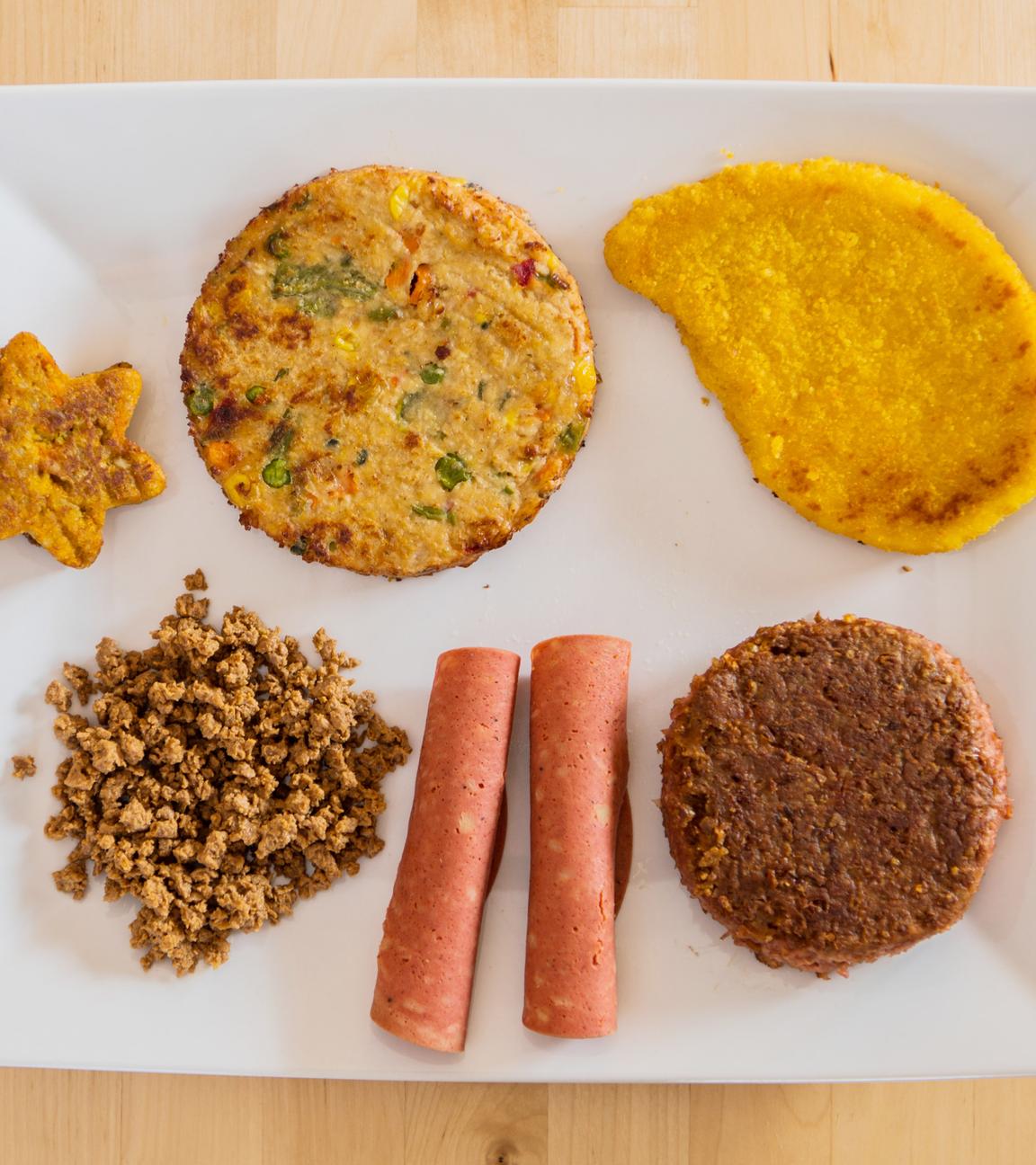 Verschiedene vegane Fleischersatzprodukte auf einem Teller