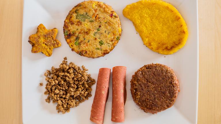 Verschiedene vegane Fleischersatzprodukte auf einem Teller