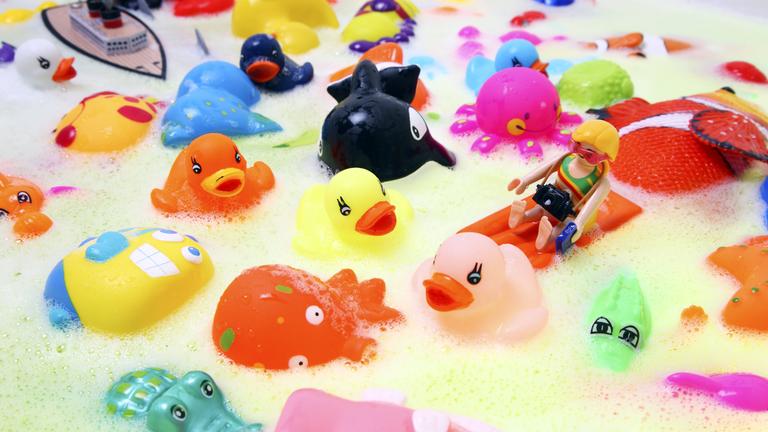 Viele bunte Plastik-Spielzeuge in der Badewanne