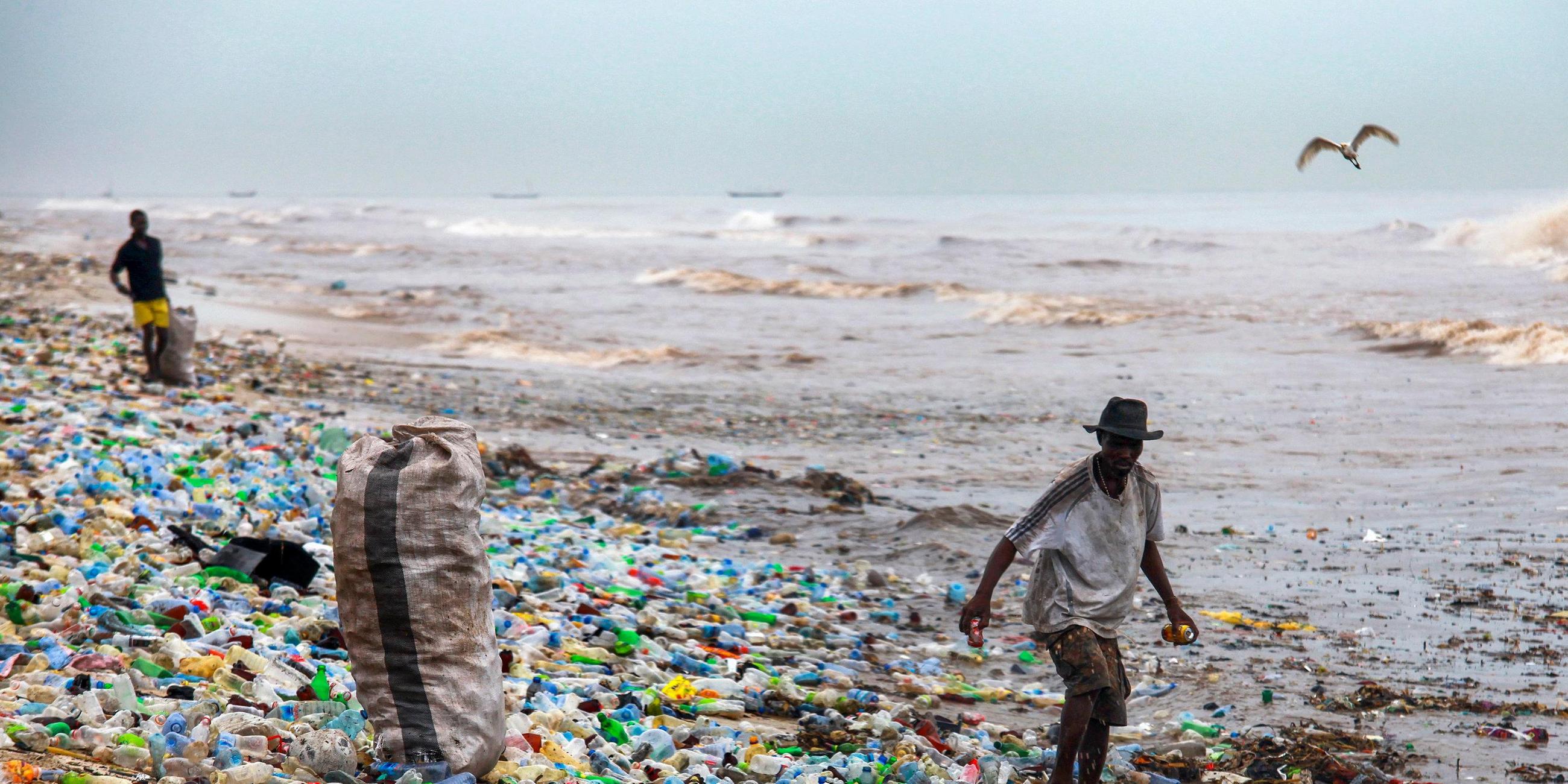Plastikmüll am Strand in Ghana