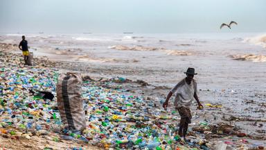 Plastikmüll am Strand in Ghana