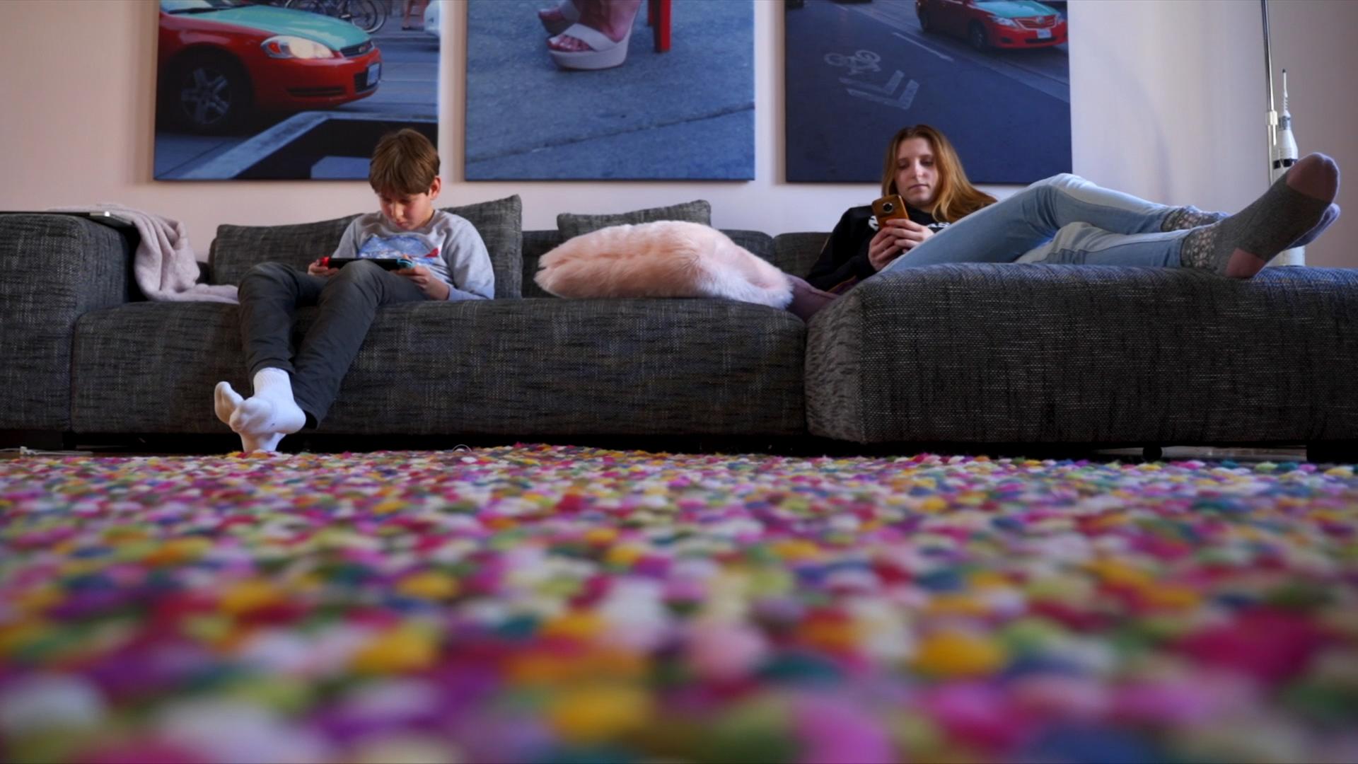Kinder auf dem Sofa