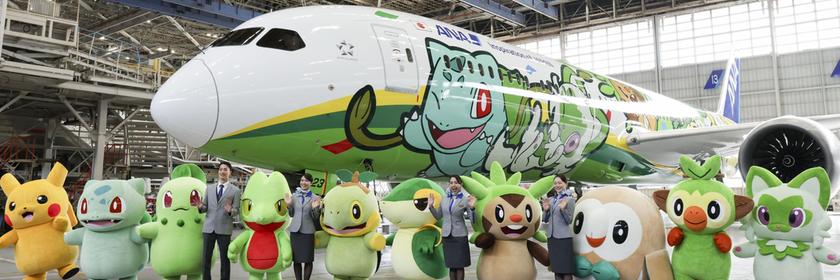 Pokémon Figuren stehen vor Flugzeug.