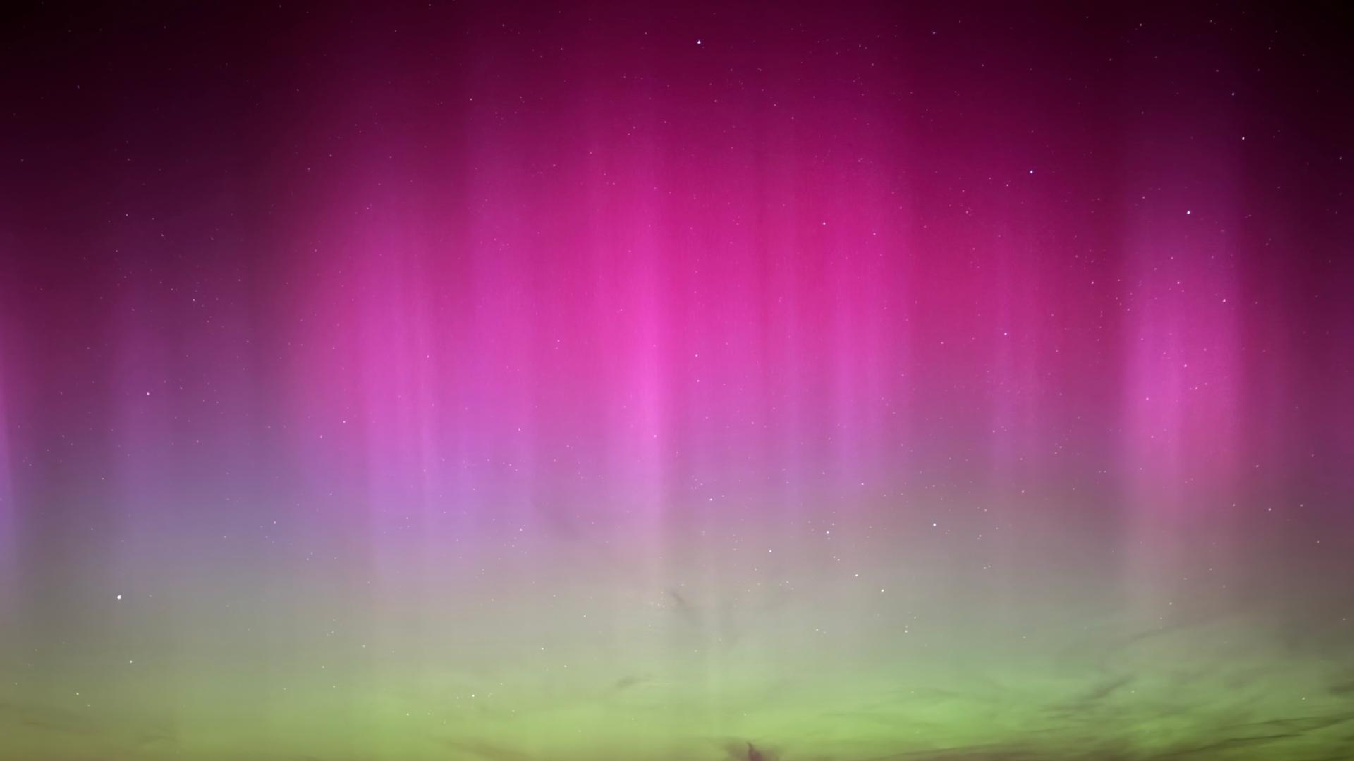  Polarlichter erscheinen über dem Dreisamtal bei Oberried nahe Freiburg im Schwarzwald.