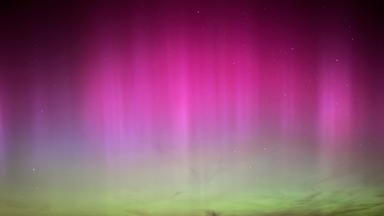  Polarlichter erscheinen über dem Dreisamtal bei Oberried nahe Freiburg im Schwarzwald.