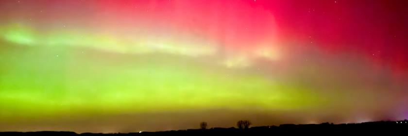 Polarlichter leuchten in rot und grün über Sachsen-Anhalt