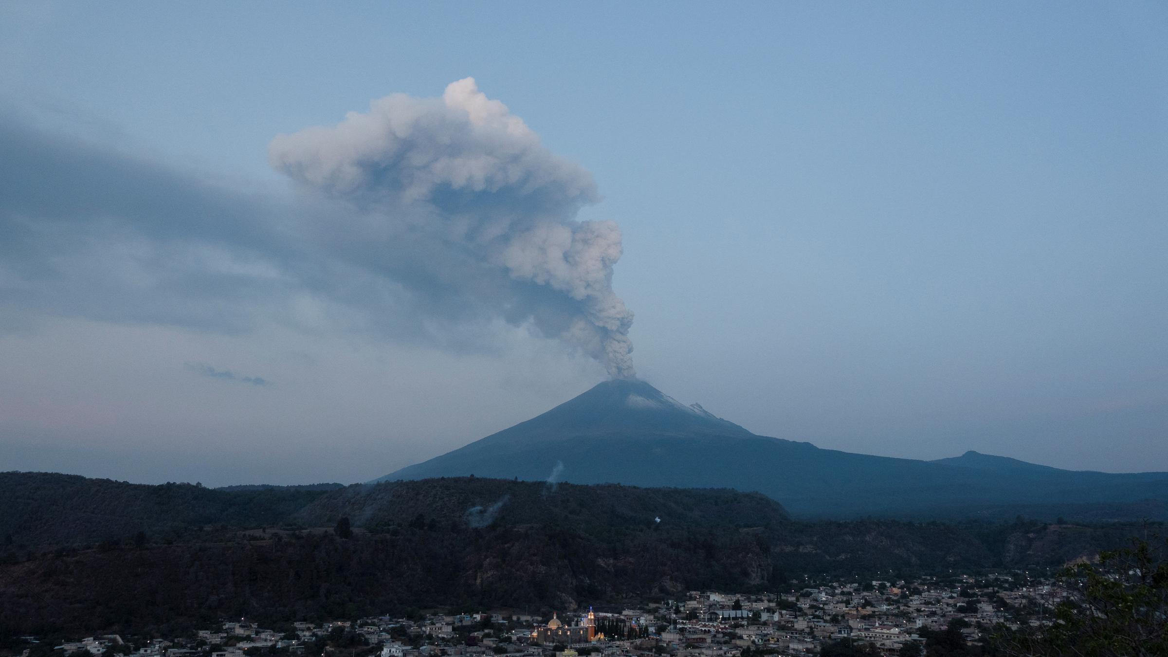 Eine riesige Rauchwolke steigt aus dem Vulkan Popocatepetl hervor.