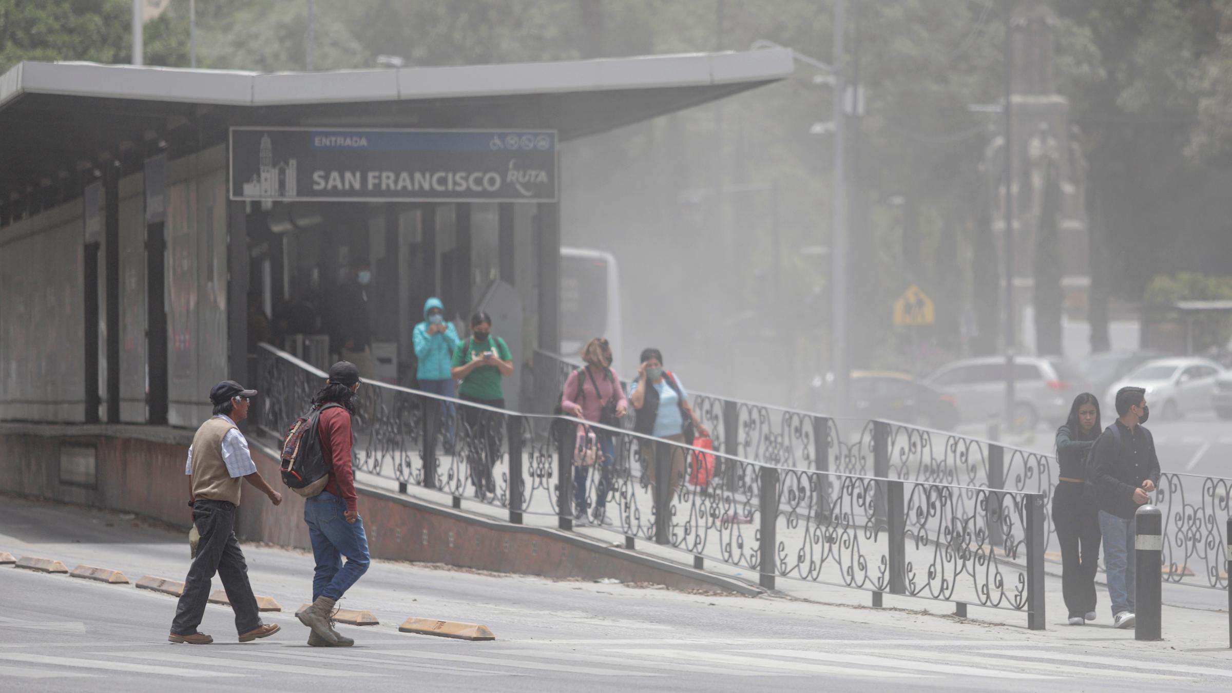 Eine Straße ist von weißer Asche bedeckt, sodass es aussieht wie Schnee.