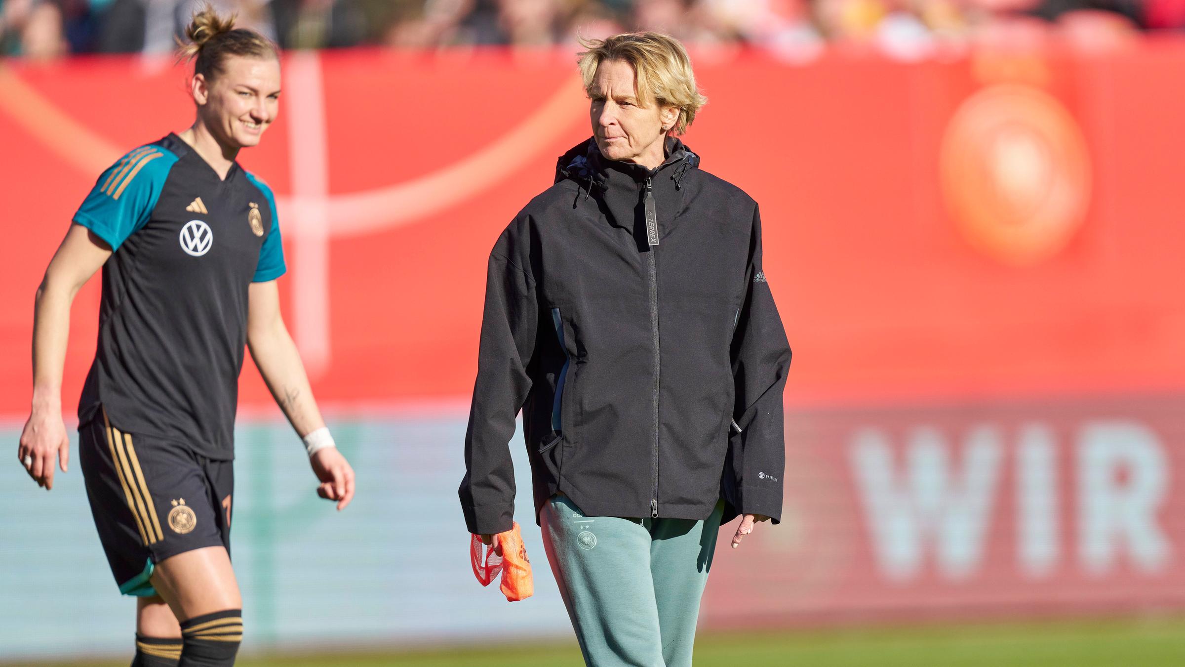 DFB-Kapitänin Alexandra Popp und Bundestrainerin Martina Voss-Tecklenburg