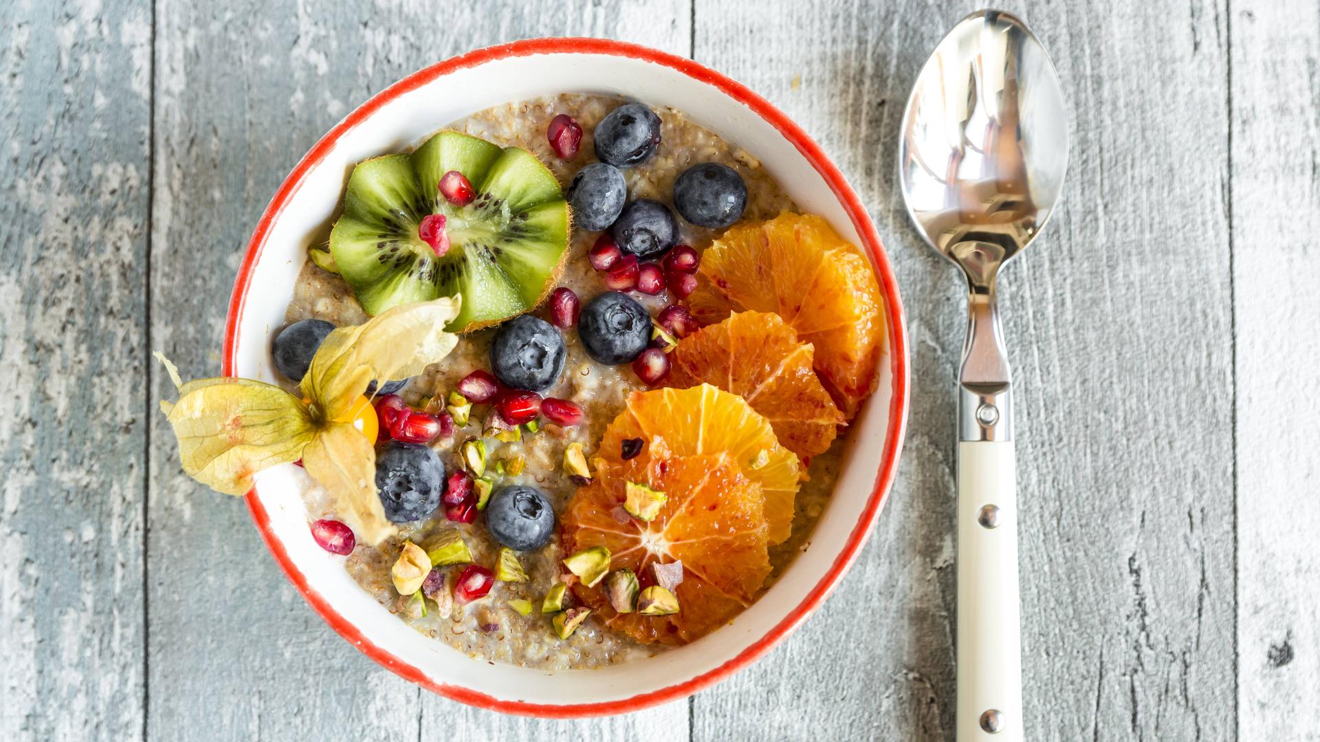 Eine Schüssel mit Porridge mit verschiedenen Früchten